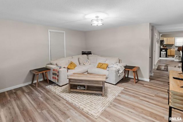 416 S MAPLE Street, Salem, IL 62881