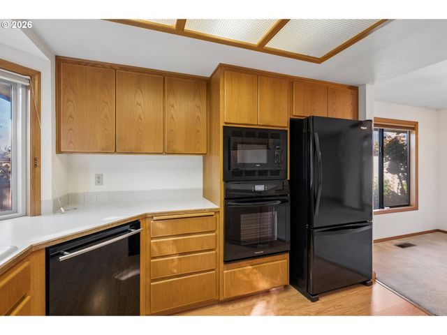 2003 Ne 155TH Ct, Portland, OR 97230