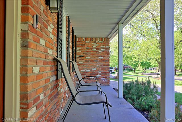 36927 Heatherton Drive, Farmington, MI 48335