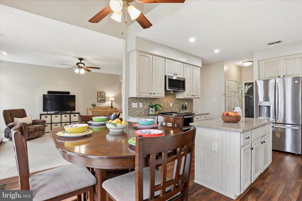 Image 13 of property listing at 4908 SHELBURNE CT, Jefferson, MD 21755