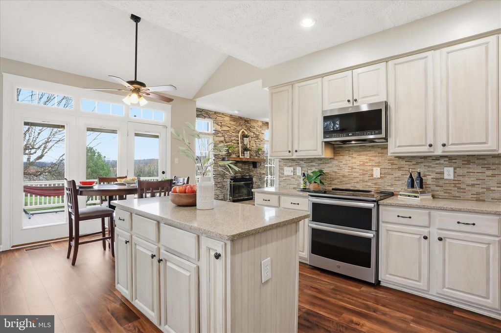 Image 14 of property listing at 4908 SHELBURNE CT, Jefferson, MD 21755