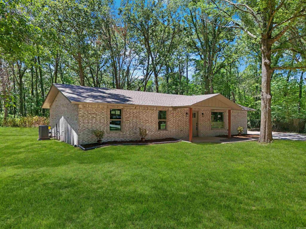 7 Palmer Drive, Conway, AR 72032