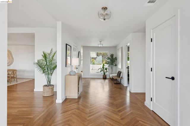 246 Pershing Dr, Oakland, CA 94611