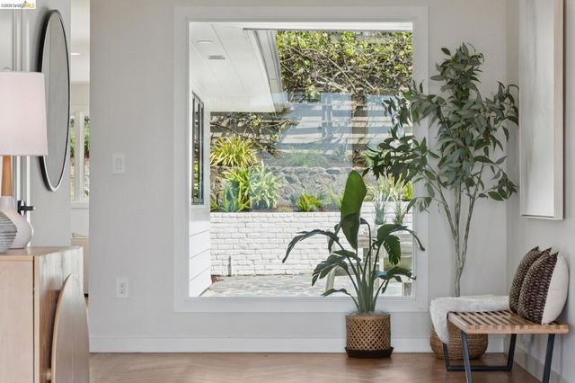 246 Pershing Dr, Oakland, CA 94611