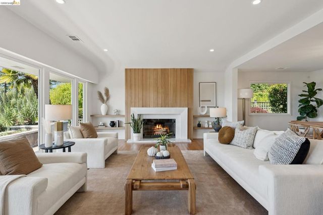 246 Pershing Dr, Oakland, CA 94611