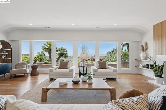 246 Pershing Dr, Oakland, CA 94611