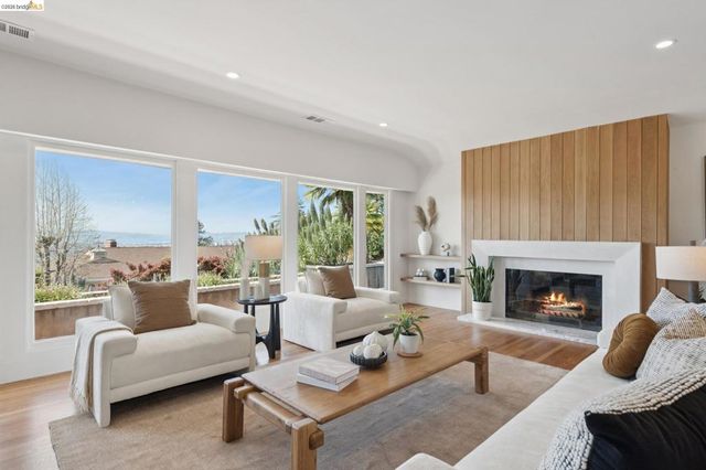 246 Pershing Dr, Oakland, CA 94611