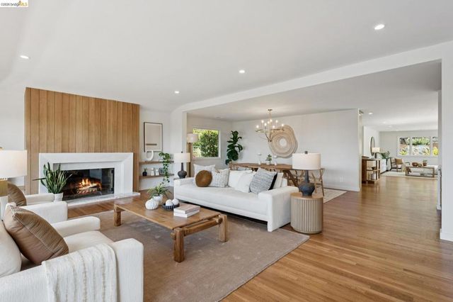 246 Pershing Dr, Oakland, CA 94611