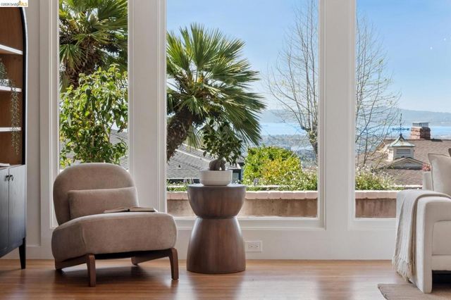 246 Pershing Dr, Oakland, CA 94611