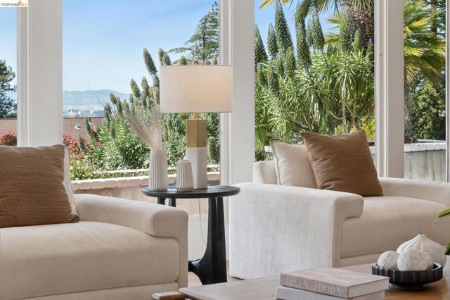 246 Pershing Dr, Oakland, CA 94611