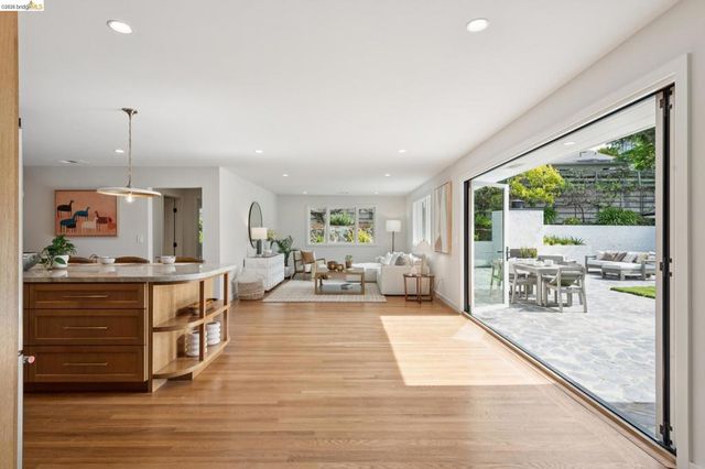 246 Pershing Dr, Oakland, CA 94611