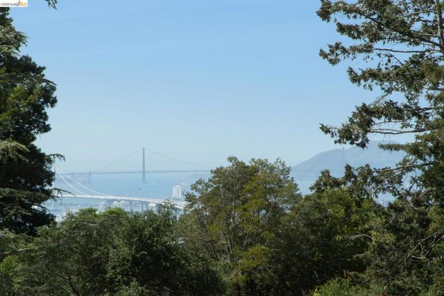 246 Pershing Dr, Oakland, CA 94611