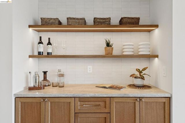 246 Pershing Dr, Oakland, CA 94611