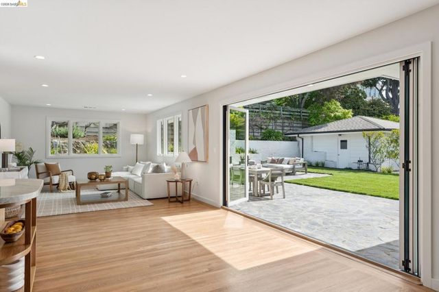 246 Pershing Dr, Oakland, CA 94611