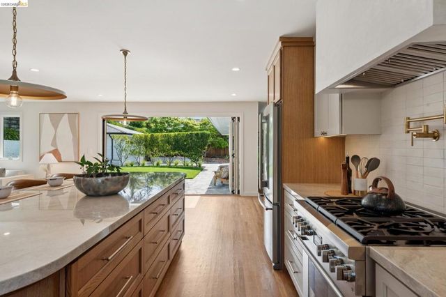 246 Pershing Dr, Oakland, CA 94611