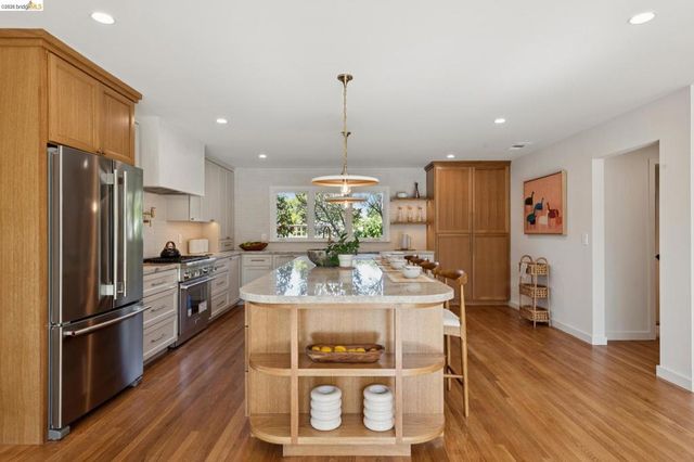 246 Pershing Dr, Oakland, CA 94611