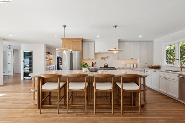 246 Pershing Dr, Oakland, CA 94611