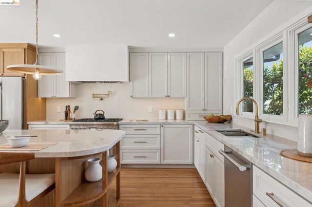 246 Pershing Dr, Oakland, CA 94611