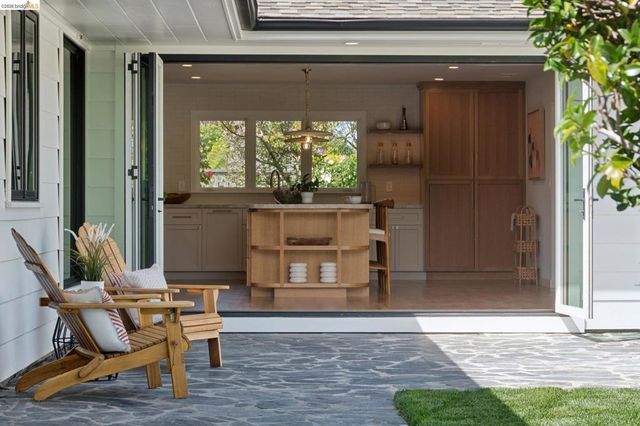 246 Pershing Dr, Oakland, CA 94611