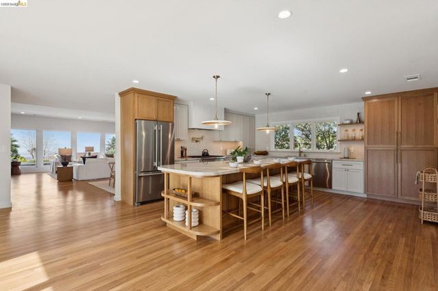 246 Pershing Dr, Oakland, CA 94611