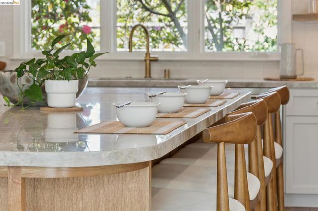 246 Pershing Dr, Oakland, CA 94611