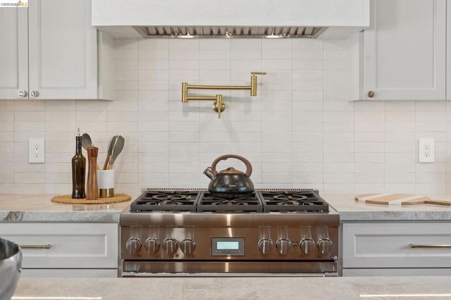 246 Pershing Dr, Oakland, CA 94611