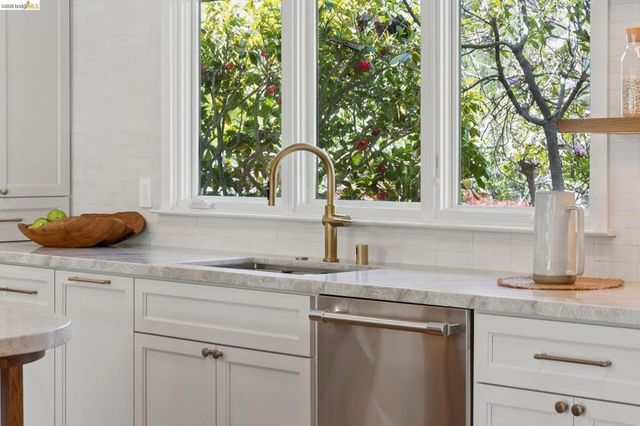 246 Pershing Dr, Oakland, CA 94611