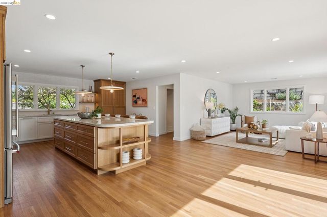 246 Pershing Dr, Oakland, CA 94611