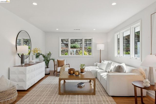 246 Pershing Dr, Oakland, CA 94611