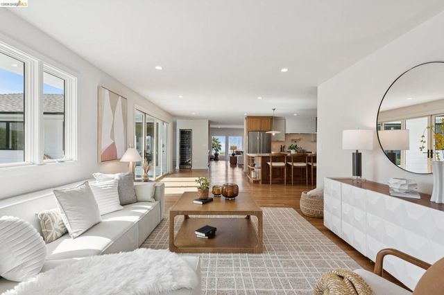 246 Pershing Dr, Oakland, CA 94611