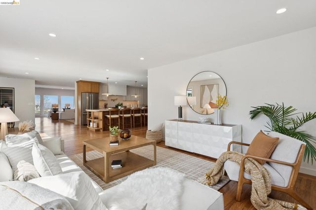 246 Pershing Dr, Oakland, CA 94611