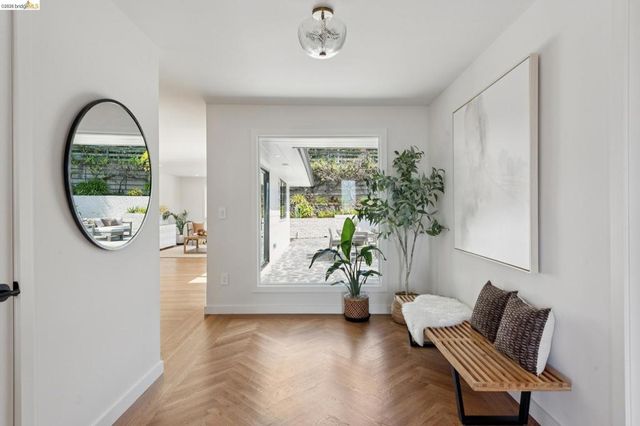 246 Pershing Dr, Oakland, CA 94611