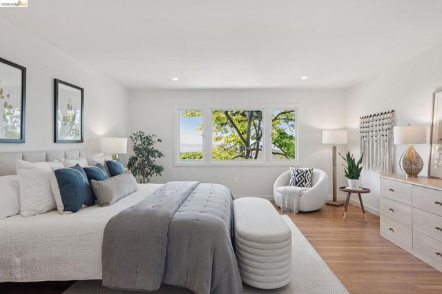 246 Pershing Dr, Oakland, CA 94611