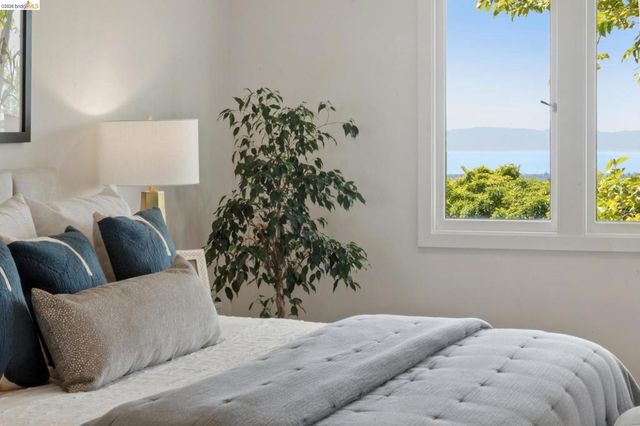 246 Pershing Dr, Oakland, CA 94611