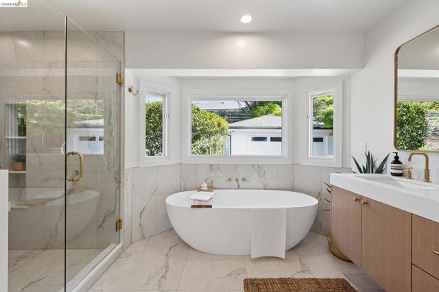 246 Pershing Dr, Oakland, CA 94611