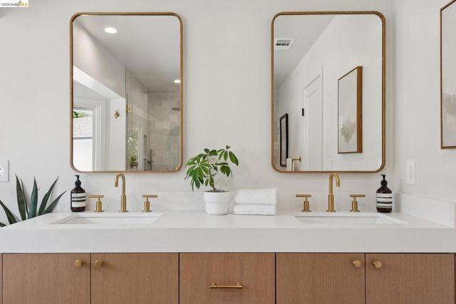 246 Pershing Dr, Oakland, CA 94611