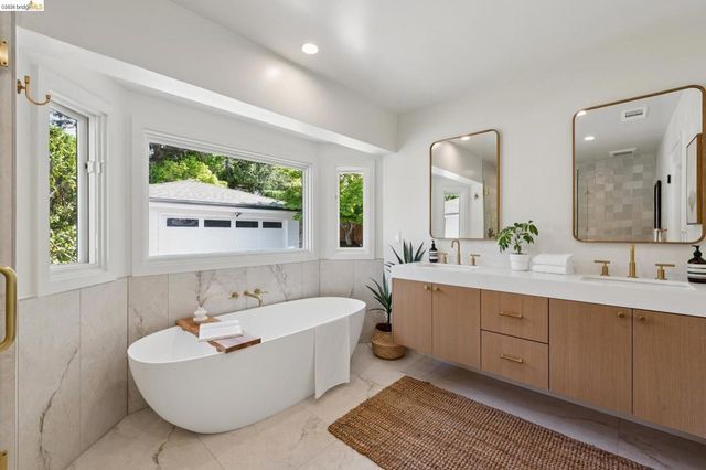 246 Pershing Dr, Oakland, CA 94611