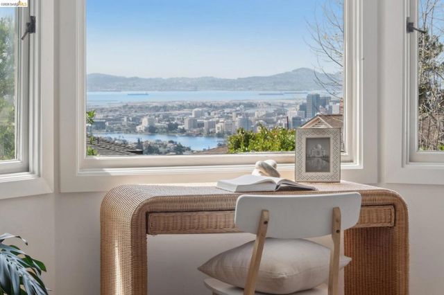 246 Pershing Dr, Oakland, CA 94611