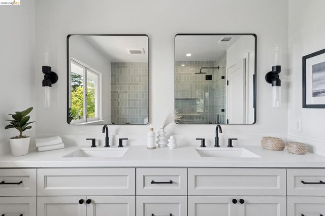 246 Pershing Dr, Oakland, CA 94611