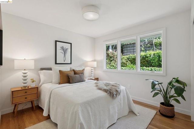 246 Pershing Dr, Oakland, CA 94611