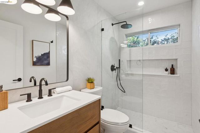 246 Pershing Dr, Oakland, CA 94611