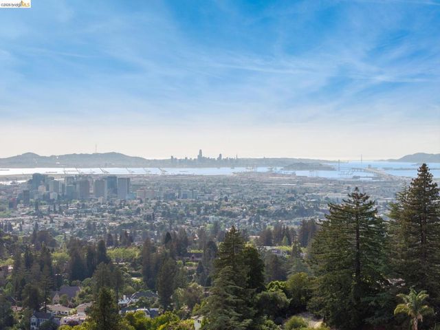 246 Pershing Dr, Oakland, CA 94611