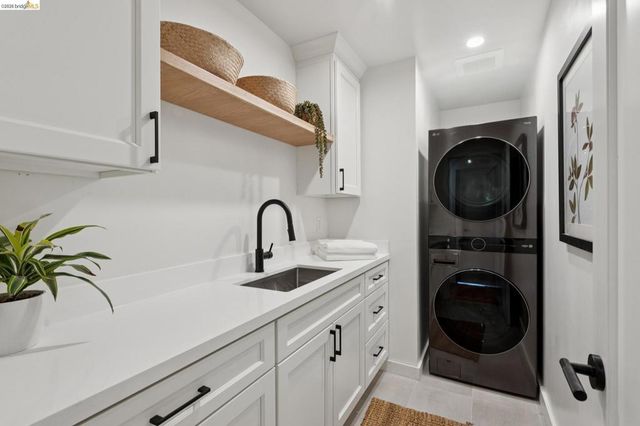 246 Pershing Dr, Oakland, CA 94611