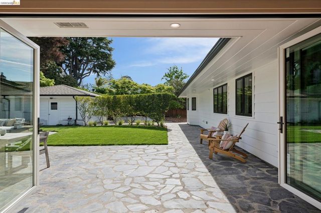 246 Pershing Dr, Oakland, CA 94611