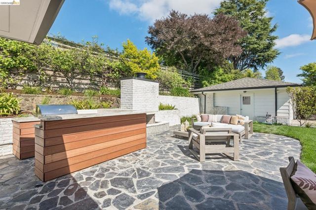 246 Pershing Dr, Oakland, CA 94611