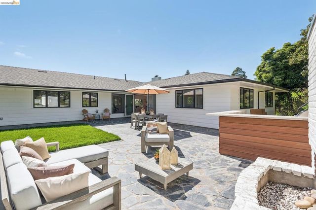 246 Pershing Dr, Oakland, CA 94611