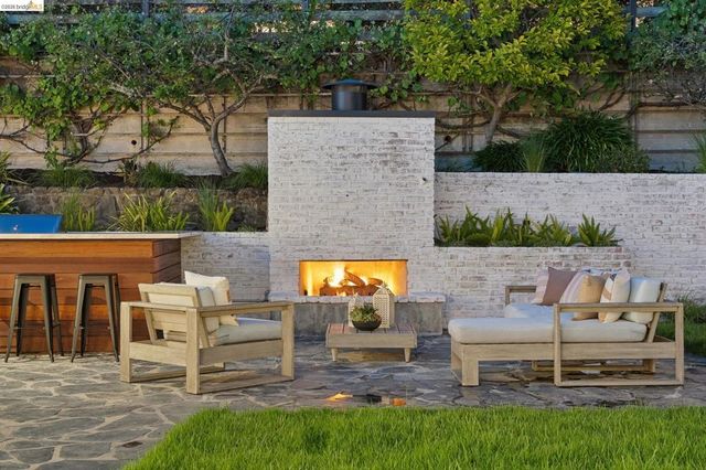 246 Pershing Dr, Oakland, CA 94611