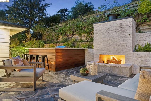 246 Pershing Dr, Oakland, CA 94611