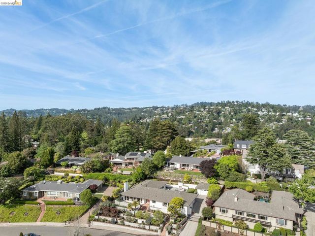 246 Pershing Dr, Oakland, CA 94611