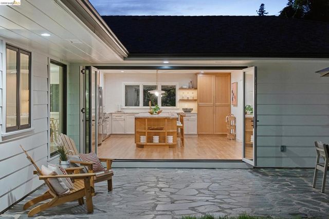 246 Pershing Dr, Oakland, CA 94611